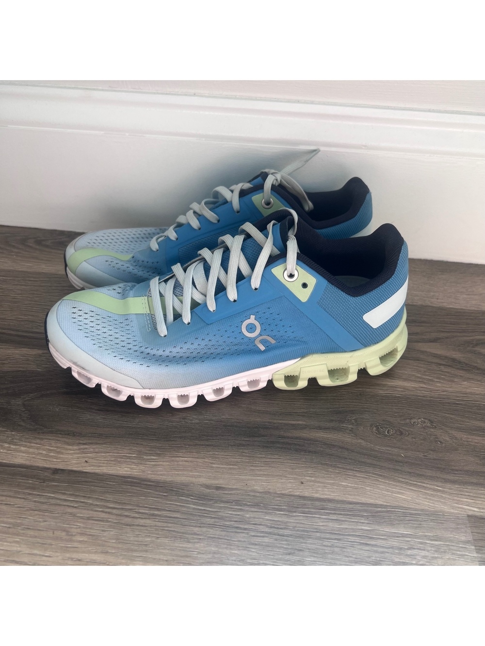 On Cloud Women's Size 6.5